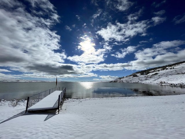 Çıldır Gölü kar yağışıyla beyaza büründü