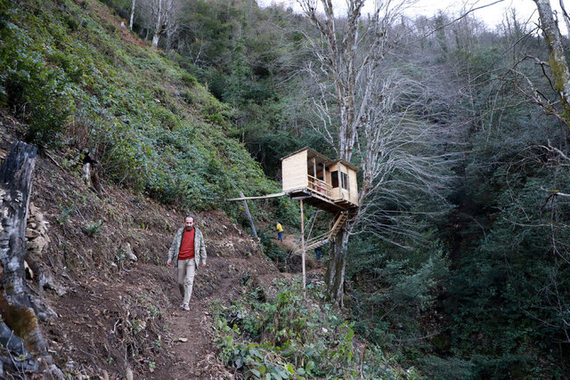 Şehrin gürültüsünden uzaklaşmak için ağaca ev yaptı