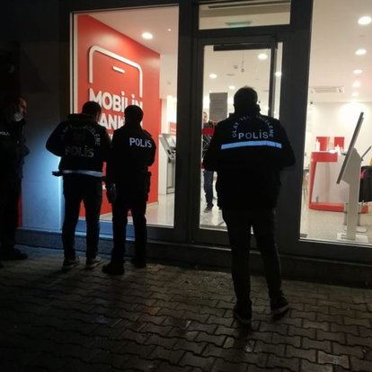 İzmir'de camını kırdığı bankaya giren şüpheli 4 tablet çaldı