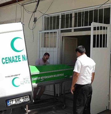 Fabrika çatısından düşüp hayatını kaybetti