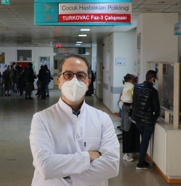 Sağlık Bakanlığı Koronavirüs Bilim Kurulu Üyesi Prof. Dr. Alper Şener, maske, mesafe ve hijyen kurallarına yaşanan gevşemeyle birlikte grip olgularında dünya genelinde bir artışın söz konusu olduğunu söyledi. İzmir Tabip Odası Başkanı Opr. Dr. Lütfi Çamlı da grip aşısının önemini hatırlattı