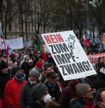 Binlerce kişi Kovid-19 önlemlerine karşı sokağa çıktı!
