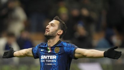 Hakan Çalhanoğlu, Inter'i liderliğe taşıdı!