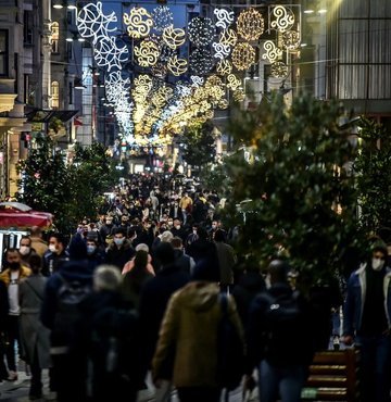 Dünya Sağlık Örgütü, yeni tip koronavirüsün Omicron varyantının diğer varyantlara kıyasla daha hafif semptomlar göstermesinin salgının biteceği anlamına gelmediğini bildirdi