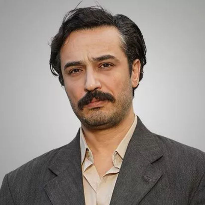 'Maksude', dizide 5 çocuk sahibi olan 'Mustafa'ya aşık.  'Mustafa'ya, Baran Akbulut hayat veriyor. 