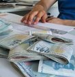 Yeni seneye sayılı günler kala 2022 yılında maaşlarda yaşanacak artışlar gündemden düşmüyor. 2022 Asgari ücret zammının belirlenmesiyle birlikte gözler 2022 yılında memur maaşlarında yaşanacak artışa çevrildi. Memur sendikaları ve hükümet yetkilileri 2022 memur zammı için geçtiğimiz günlerde bir araya gelmişti. 2022 memur zammı belli oldu mu? 2022 memur ve memur emeklisi maaşları ne kadar olacak?