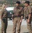 TRT 1 ekranlarının sevilen dizisi Kıbrıs Zafere Doğru, heyecan dolu yeni bölümüyle bu akşam izleyici karşısına çıkıyor. Kuzey Kıbrıs Türk Cumhuriyeti yakın siyasi tarihini ekrana taşıyan Kıbrıs Zafere Doğru dizisi her hafta Cuma akşamları yeni bölümleriyle ekrana geliyor. Kıbrıs Zafere Doğru dizisi nerede çekildi? Kıbrıs Zafere Doğru oyuncuları kim? Kıbrıs Zafere Doğru yeni sezon konusu ne?