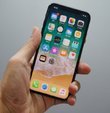 Döviz kurundaki sert yükseliş Apple fiyatlarına bir zamn kararını daha beraberinde getirdi. Kasım ayında zam gelen iPhone cihazlarına yeni yıla girmeden bir zam daha geldi. Apple, yeni iPhone fiyatlarını resmi sitesinde yayınladı. Peki yeni iPhone fiyatları ne kadar? İşte zamlı iPhone fiyatları