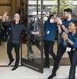 Apple omicron varyantıyla beraber koronavirüs vakalarının artmasıyla ofise zorunlu dönüş tarihini süresiz olarak erteledi. Tüm çalışanlarına evdeki çalışma ortamlarına katkıda bulunmak için 1000