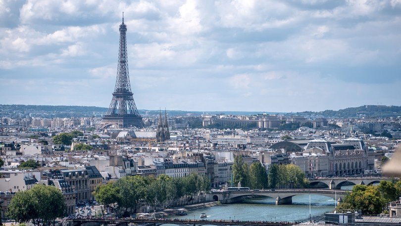 Paris'te bıçaklı bir kişi iki kadını rehin aldı
