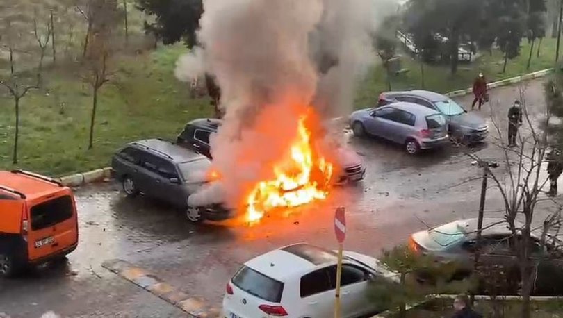 Maltepe'de site otoparkında 3 araç yandı