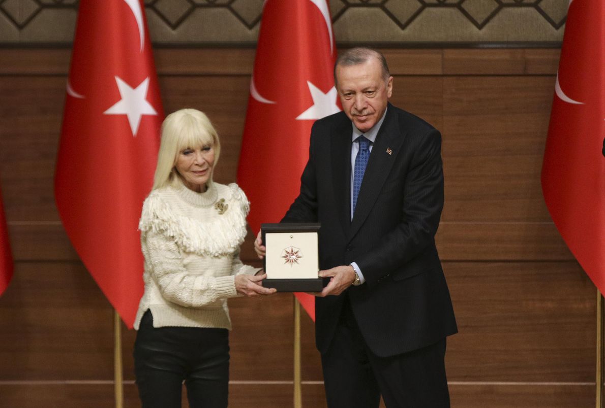  Cüneyt Arkın'ın ödülünü eşi Betül Cüreklibatır Cumhurbaşkanı Recep Tayyip Erdoğan'dan aldı.