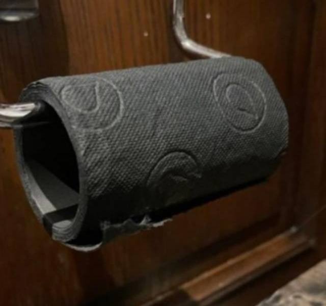 Ala Tokel: Aslıhan Doğan Turan'ın tuvalet kağıdı da siyah!