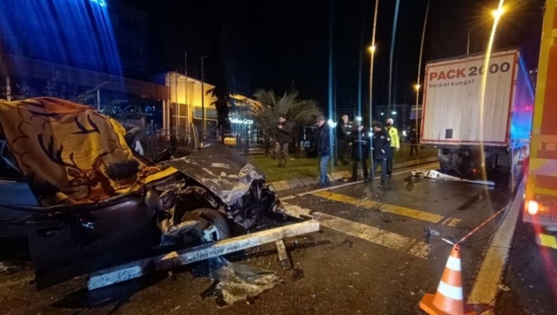 Trabzon'da otomobil TIR'a çarptı: 1 ölü, 1 yaralı