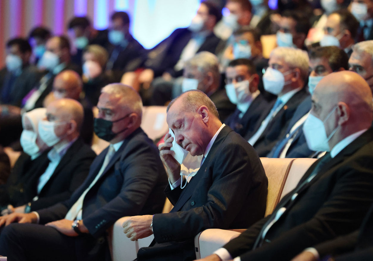 Cumhurbaşkanı Recep Tayyip Erdoğan, Atatürk Kültür Merkezi'nde 8'incisi düzenlenen Necip Fazıl Ödülleri törenine katıldı. Cumhurbaşkanı Erdoğan, Necip Fazıl Kısakürek'in konuşmalarını içeren görüntüleri izlerken duygulandı.