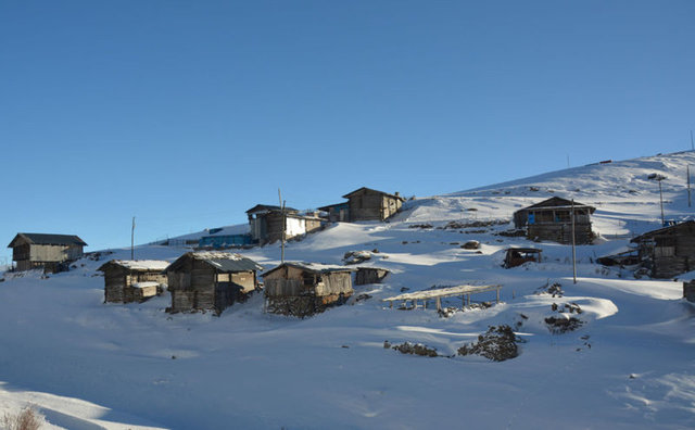Buz tutan Karagöl büyülüyor