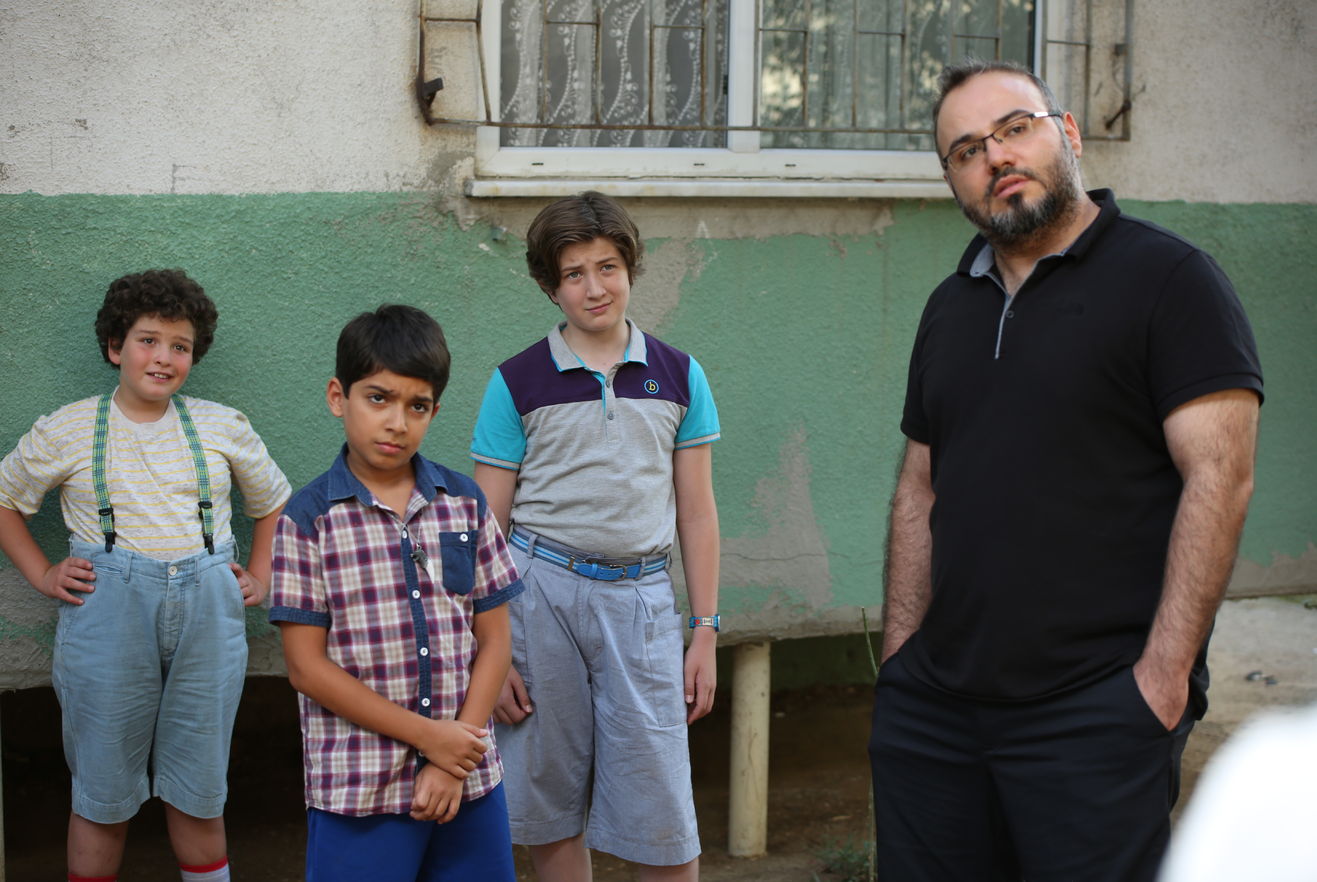 'Mahalleden Arkadaşlar'da yönetmen Selçuk Aydemir, çocuk oyunculara çekecekleri sahneyi anlatıyor.
