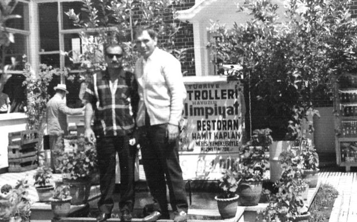 Dünya ve Olimpiyat Şampiyonu Hamit Kaplan, uzun yıllar Düzce'de işlettiği Olimpiyat Restorant'ın önünde