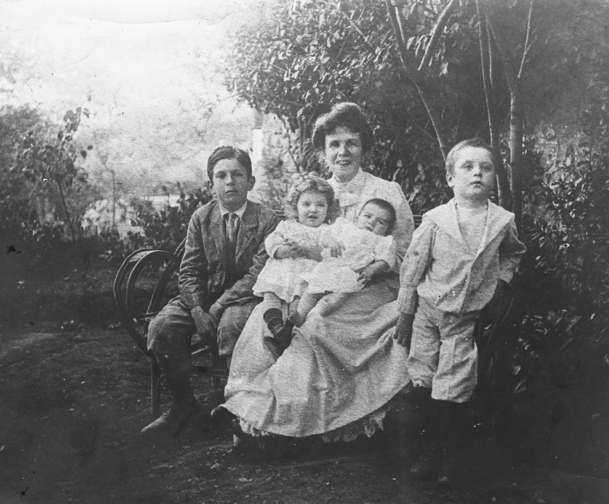 Nâzım Hikmet, kardeşi Samiye Hanım ile birlikte büyükanneleri Leyla Hanım'ın kucağında. 