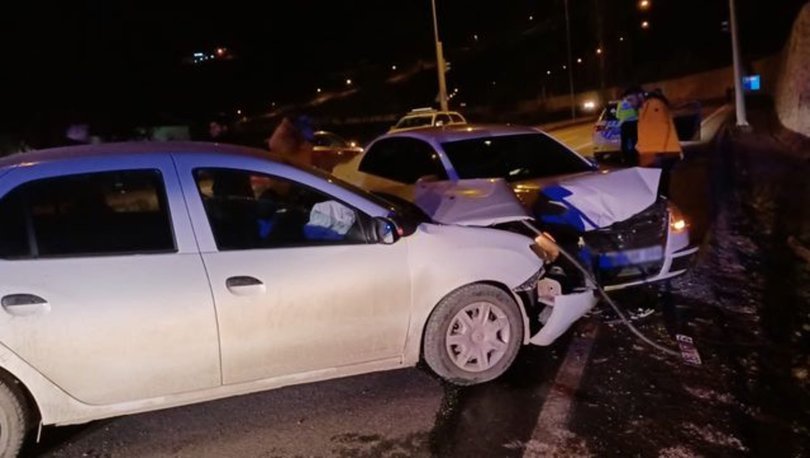 Artvin'de iki otomobil çarpıştı: 5 yaralı