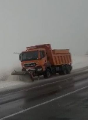 Erzurum'da kar bastırdı araçlar mahsur kaldı