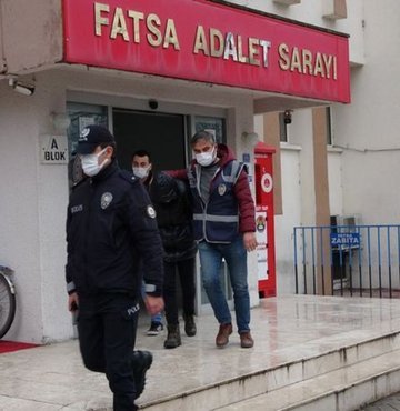 Boşandığı eski eşini yanıcı maddeyle yakan kocanın ifadesi ortaya çıktı. Erkan Emiroğlu ifadesinde "Şişeyi fırlattım, elimdeki sigarayı ağzıma götürünce sıvı alev aldı" savunmasında bulundu.