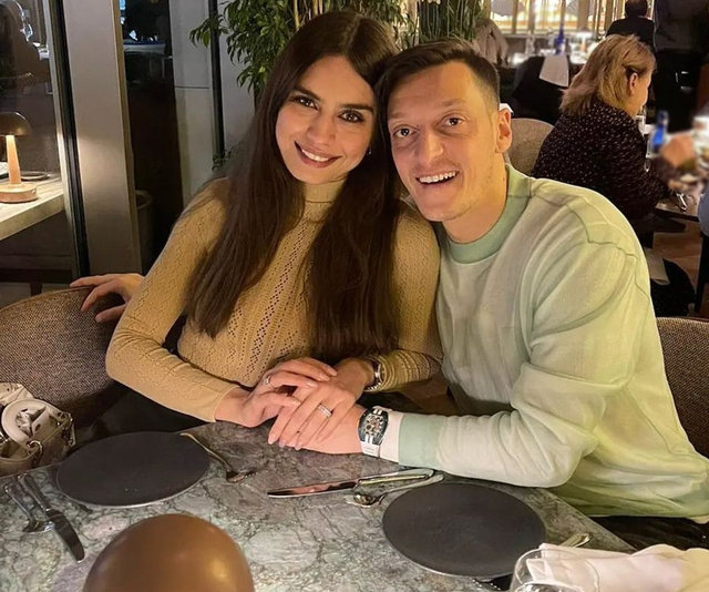 Mesut Özil'den Amine Gülşe paylaşımı: Aşkımla akşam yemeği