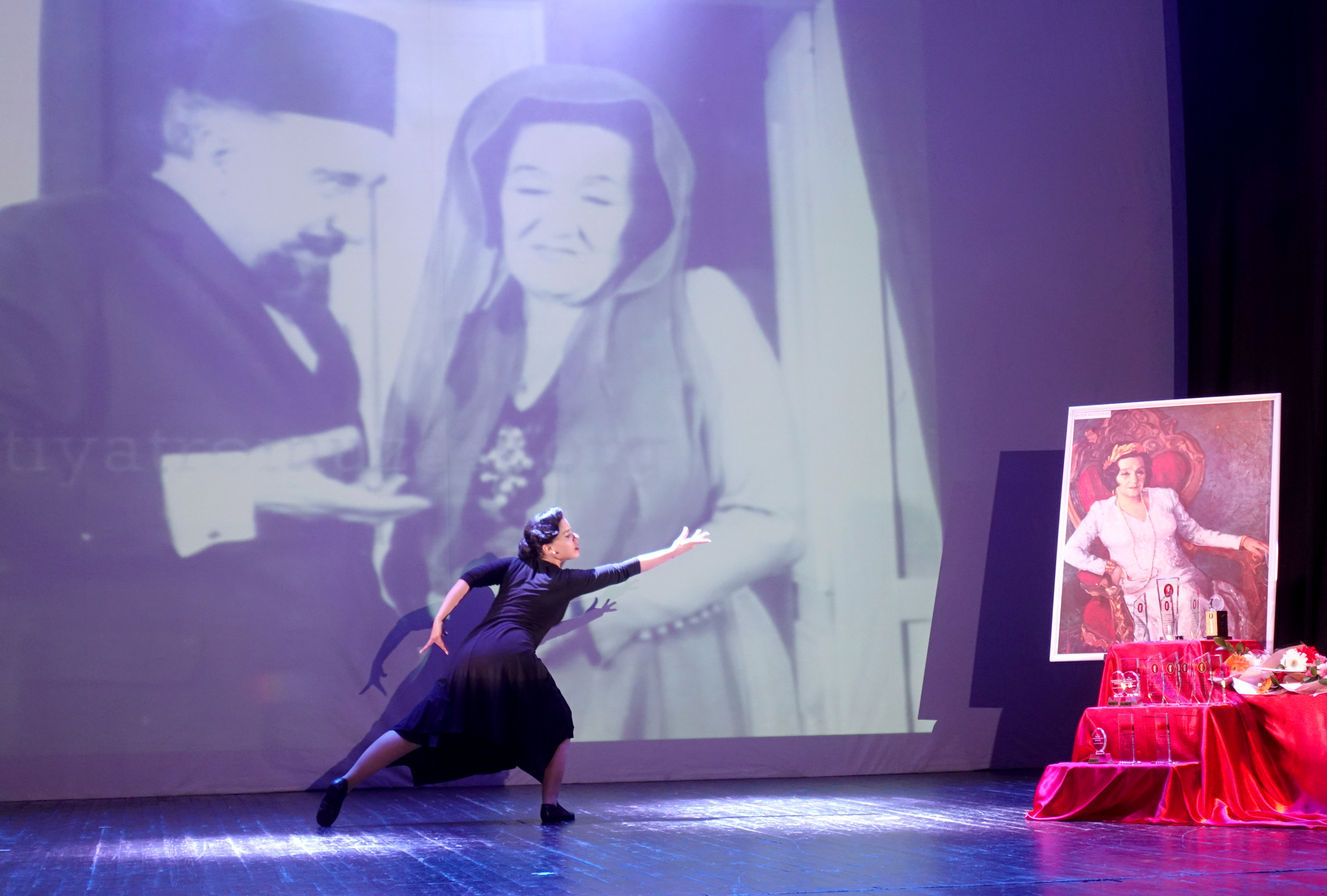 İstanbul Büyükşehir Belediyesi Şehir Tiyatroları'nın düzenlediği Genç Günler kapsamında Bedia Muvahhit Ödülü' veriliyor