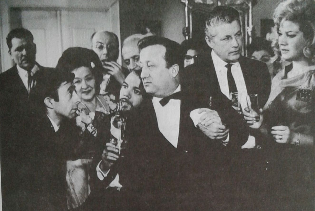 1964 yapımı 'Gel Barışalım'da Bedia Muvahhit, rol arkadaşları Neriman Köksal, Ulvi Uraz, Kenan Pars ve Hayri Caner ile görülüyor.