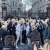 Boris Johnson'a maskeli protesto