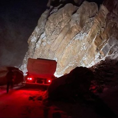 Şırnak'ta yola düşen dev kayalar ilçeye ulaşımı kapattı
