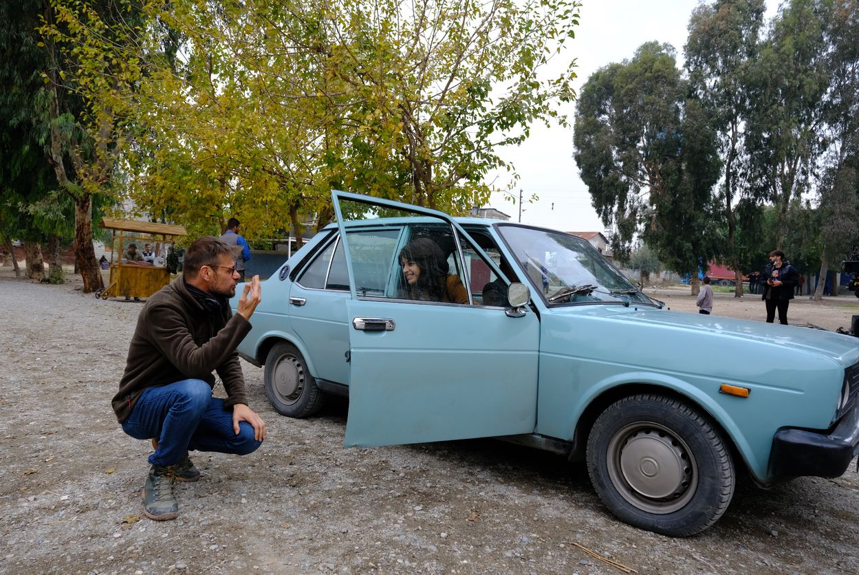 Büşra Pekin, 'Dilberay'ın yönetmeni Ketche ile bir sahne üzerinde çalışırken görülüyor.