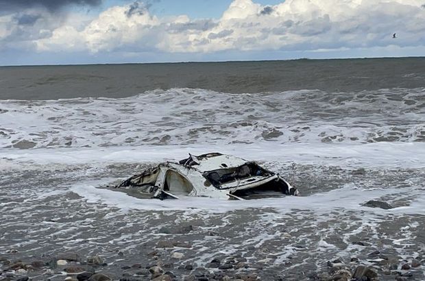Bozkurt'taki selde denize sürüklenen araç 5 ay sonra sahile vurdu