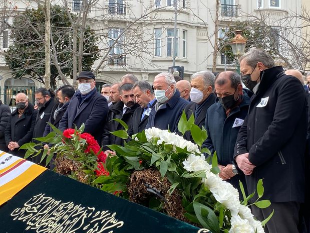 Ciner Medya Grubu Yönetim Kurulu Başkanı Kenan Tekdağ da cenaze törenine katıldı.