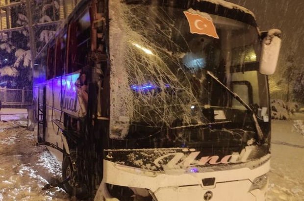 Yolcu otobüsü bariyerlere çarptı: 30 yaralı