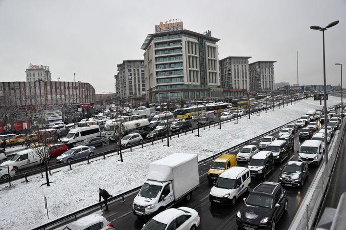 İstanbul'da etkili olan kar yağışı Cevizlibağ ve çevresinde trafik yoğunluğuna neden olurken hayatı olumsuz yönde etkiledi