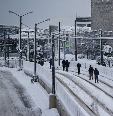 Karlı alanlarda uzun süre korumasız kalmak kar körlüğüne yol açabilir. Kar körlüğünün ilk belirtisinin gözde kuruma olduğunu belirten Göz Hastalıkları Uzmanı Op. Dr. Mehmet Bülent Doğu, "Gözde ışığa karşı 8-12 saat içerisinde hassaslaşma başlar. Zaman ilerledikçe kişinin gözünün içerisinde kum tanesi varmış hissi meydana gelir. Gözler ışığa karşı aşırı derecede hassaslaşır ve gözlerden sürekli yaş gelir" dedi