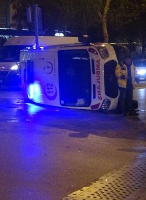 İzmir'de otomobil ile ambulans çarpıştı: 3 yaralı