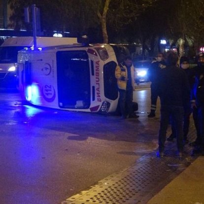 İzmir'de otomobil ile ambulans çarpıştı: 3 yaralı
