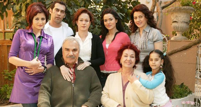 Deniz Çakır, 'Yaprak Dökümü'nde Halil Ergün, Gökçe Bahadır ve Fahriye Evcen gibi isimlerle rol almıştı.