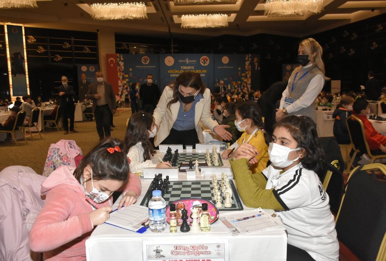 Türkiye Satranç Federasyonu Başkanı Gülkız Tulay, şampiyona başlamadan önce sporcularla sohbet edip, başarı dileklerini sundu.