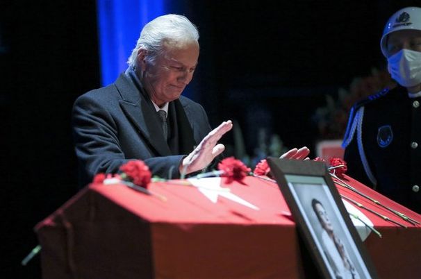 Vasiyeti gerçekleşti! Fatma Girik son yolculuğuna uğurlandı