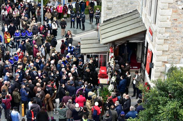 Vasiyeti gerçekleşti! Fatma Girik son yolculuğuna uğurlandı