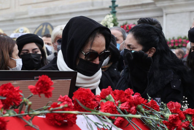 Vasiyeti gerçekleşti! Fatma Girik son yolculuğuna uğurlandı