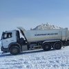 Kuruyan göle kamyonlarla kar taşınıyor
