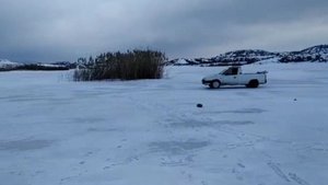 Buz tutan gölden pikapla geçti! 