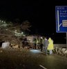 Zonguldak-İstanbul karayolunda yamaçtan düşen kaya ve toprak parçaları ile bir ağacın devrilmesi sonucu karayolunun İstanbul istikameti ulaşıma kapandı