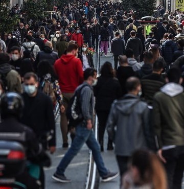 Sağlık Bakanlığı Koronavirüs Bilim Kurulu üyesi Prof. Dr. Levent Akın, "90 bin bandında günlük yeni vaka ilan ediyorsanız, hastalık halen ülkeyi tehdit ediyor demektir. Şu anda ölüm sayılarında da artma olduğuna göre Türkiye hala Covid-19 vakaları ile ilgili tehdit altında. Günlük yaklaşık 200 kişinin ölümü hiç azımsanacak bir rakam değil. O yüzden de tehdit çok büyük" dedi