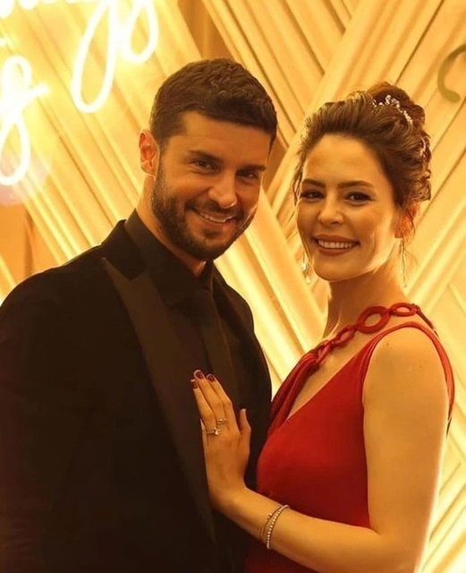 Berk Oktay ile Yıldız Çağrı Atiksoy nişanlandı!