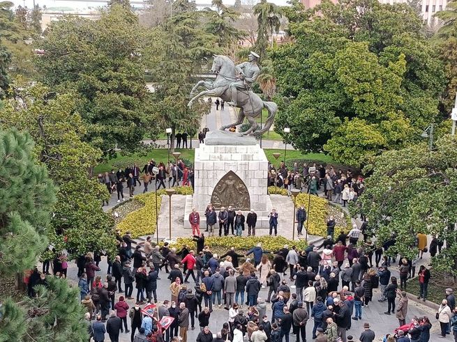 Samsunlular, anıt çevresinde toplanarak tepkilerini dile getirdi. 